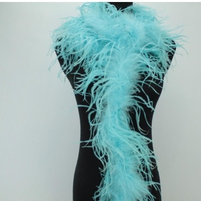 Echarpe de penas azuis num manequim preto