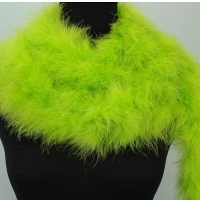 Cachecol verde-limão felpudo em manequim preto