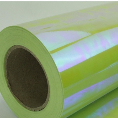 Rolo de película iridescente amarela e verde com núcleo de cartão