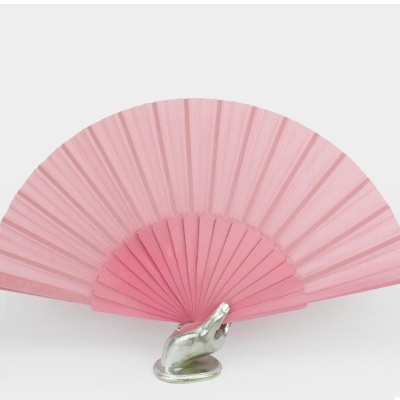Leque rosa em tecido com base metálica em forma de mão