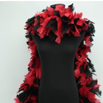 Lenço vermelho e preto tipo pluma num manequim preto.