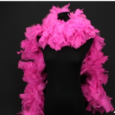 Cachecol de penas rosa em manequim preto