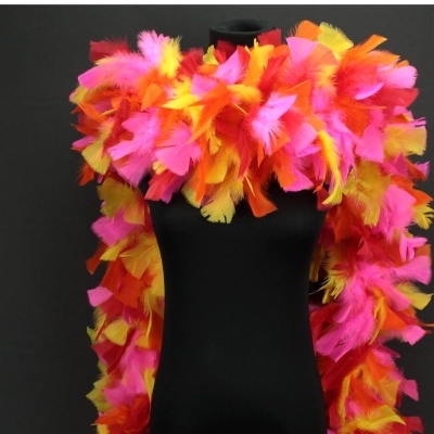 Cachecol de penas coloridas em manequim preto