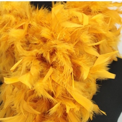 Adorno com muitas plumas amarelas vibrantes sobre fundo preto