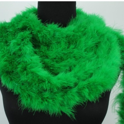 Xale verde de penas em manequim