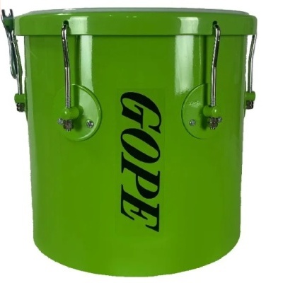 Tambor verde metálico com texto preto GOPE e alças prateadas