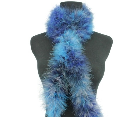 Cachecol felpudo azul em manequim preto