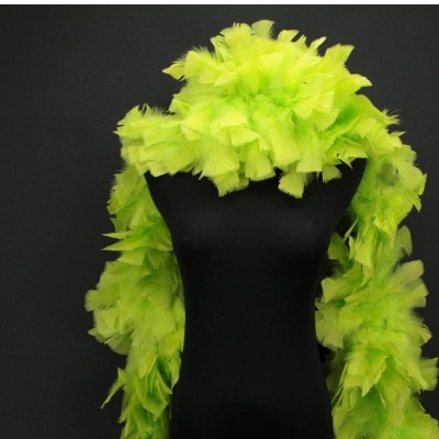 Estola de penas amarelo-fluorescente num manequim preto