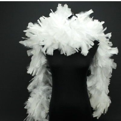 Estola branca de plumas num manequim preto