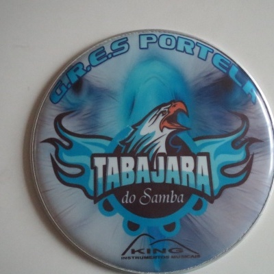 Botão redondo azul e branco com desenho de águia e texto promocional