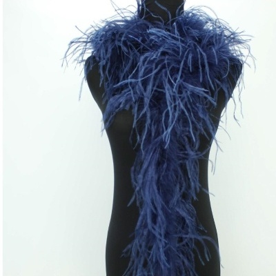 Cachecol azul escuro com penas numa manequim preta.