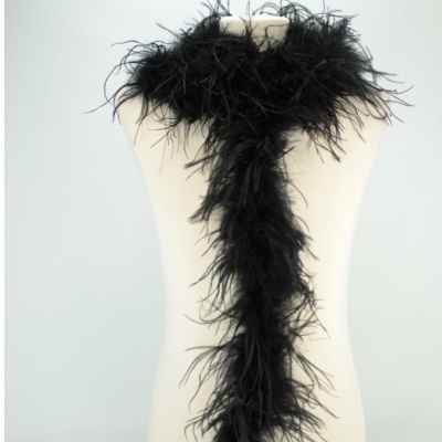 Boá de penas preto em manequim branco