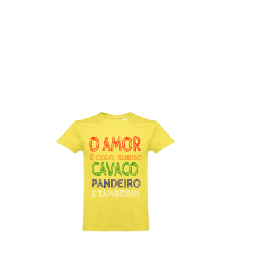 T-shirt amarela com texto colorido em português.