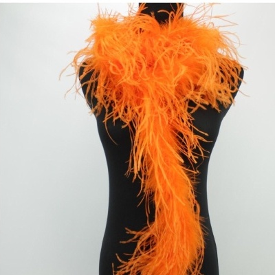 Cachecol de penas laranja num manequim preto
