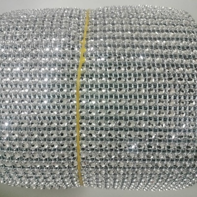 Rolo de fita decorativa prateada com strass