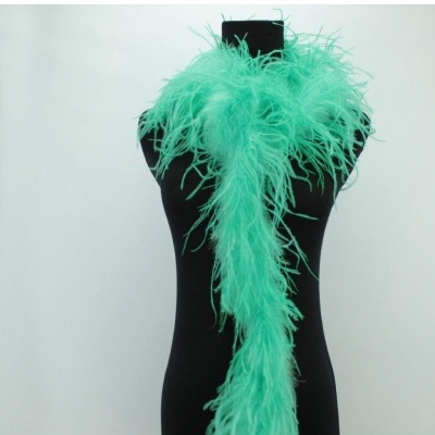 Boa de penas verde num manequim preto