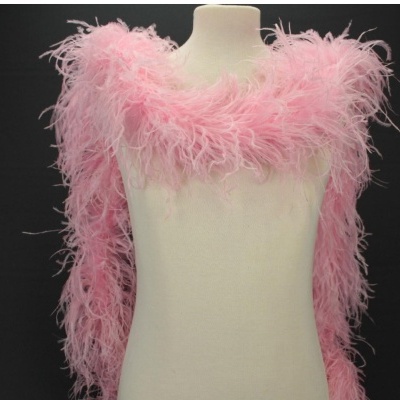 Cachecol rosa claro de plumas em manequim creme