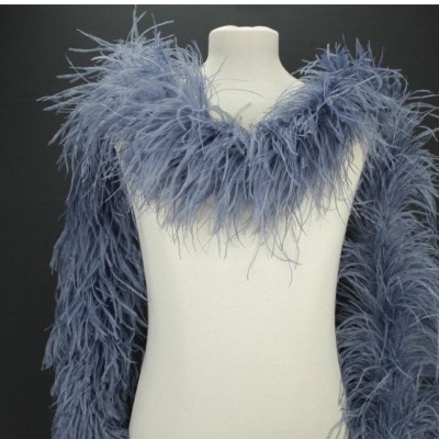 Lenço de penas azuis num manequim branco