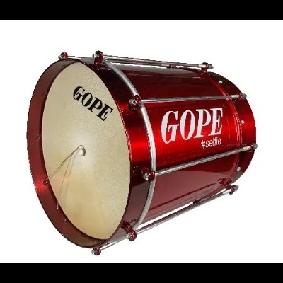 Tambor vermelho com pele bege e inscrições GOPE e #selfie
