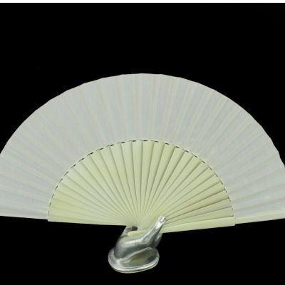 Leque de tecido branco com estrutura de madeira em apoio metálico