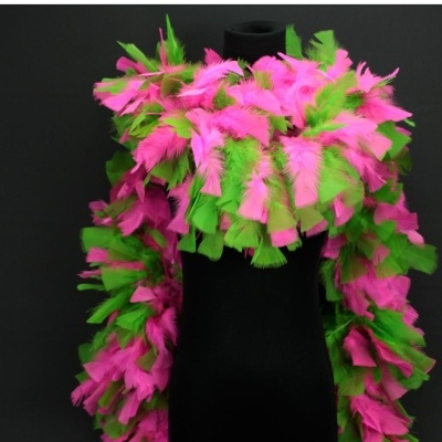Lenço pluma rosa e verde fluorescente em manequim preto