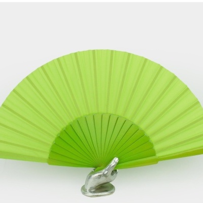 Leque verde de tecido com estrutura de ripas de madeira