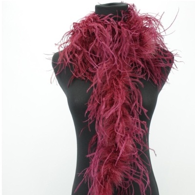 Echarpe pluma bordô em manequim preto.