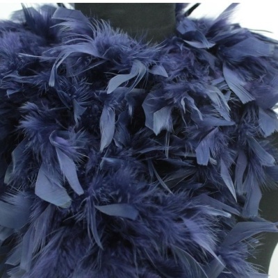 Cachecol azul escuro feito de penas artificiais