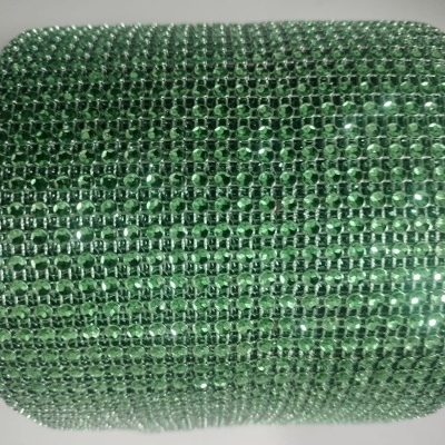 Rolo de malha decorativa verde com pedras brilhantes