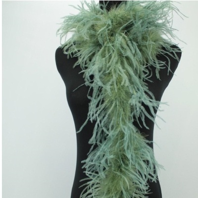 Lenço de plumas verde pendurado em manequim preto