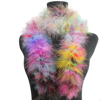 Cachecol colorido de plumas em manequim preto