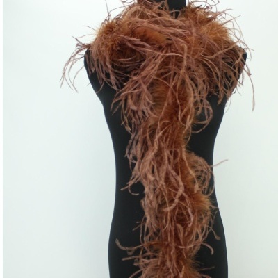 Lenço ou estola de penas castanhas em manequim preto