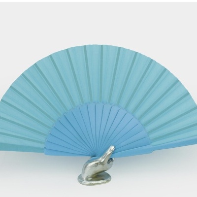 Leque azul claro com base prateada em forma de mão