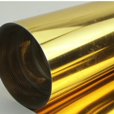 Rolo de folha metálica dourada e prateada