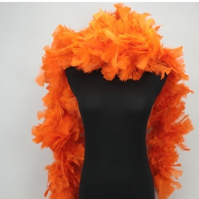 Echarpe de penas laranja em manequim preto