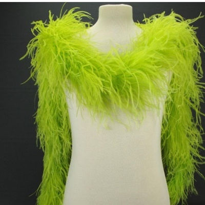 Estola verde-limão de penas sintéticas sobre manequim branco