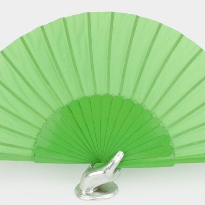 Leque verde com base prateada em forma de mão