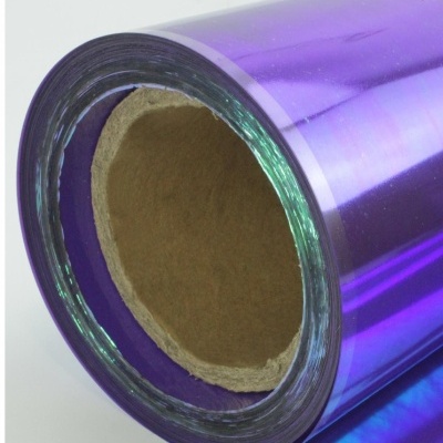 Rolo de película plástica roxa brilhante com núcleo de cartão.
