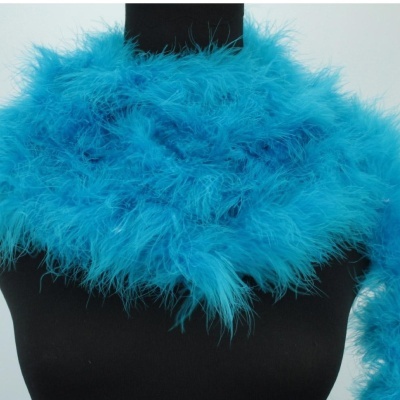 Echarpe azul turquesa fofa em manequim preto