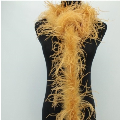 Echarpe plumas cor salmão clara num manequim preto