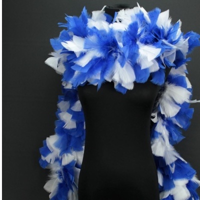 Echarpe de penas azuis e brancas exposta em manequim preto