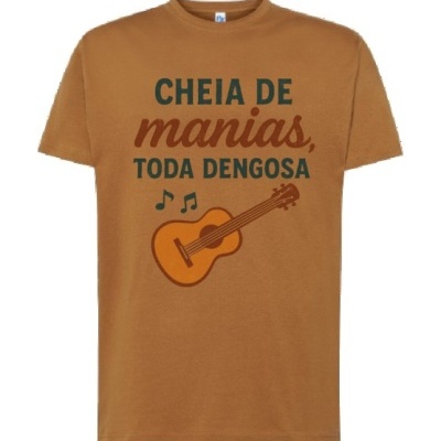 T-shirt castanha com texto e ilustração de guitarra