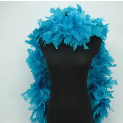 Pena azul em manequim preto