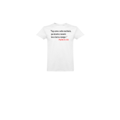 T-shirt branca com texto impresso a preto e vermelho no centro