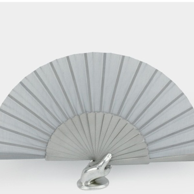Leque cinzento claro em suporte em forma de mão prateada