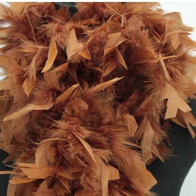 Cachecol de penas castanhos volumosas e macias