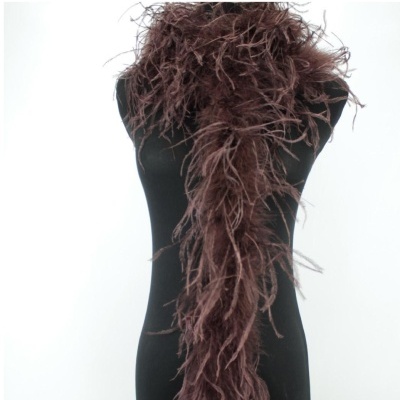 Lenço de penas castanhas em manequim preto