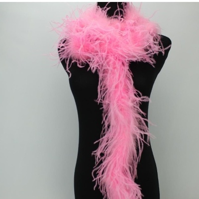 Cachecol rosa de penas em manequim preto