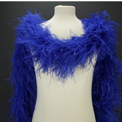 xale ou cachecol azul com penas num manequim branco