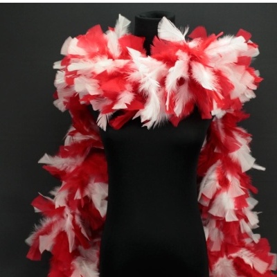 Cachecol felpudo vermelho e branco num busto preto